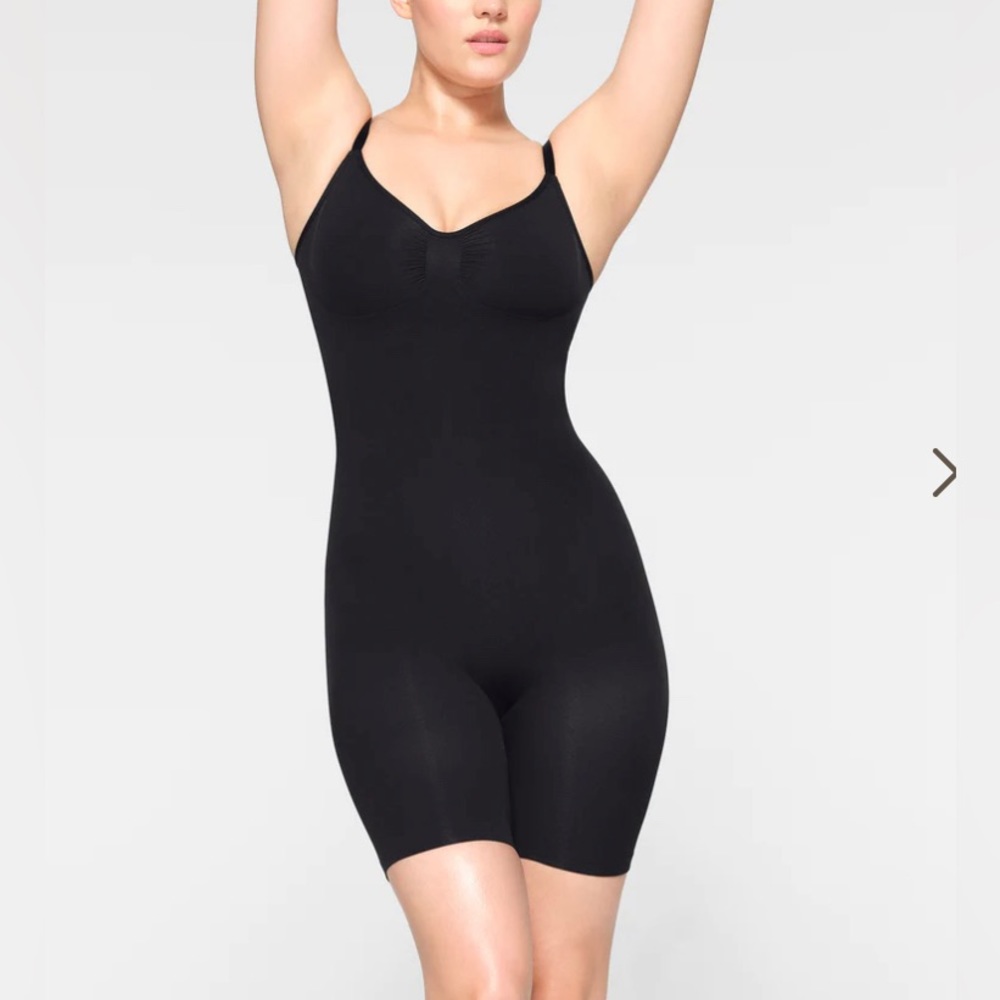 Skims seamless sculpt mid thigh bodysuit size Large Onix